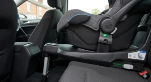 Illustration showing the location of metal ISOFIX anchor points between the seat base and backrest in a standard vehicle.