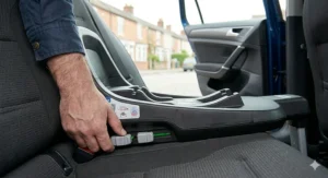 A diagram explaining i-Size (R129) compatibility for an ISOFIX base for a car seat in British vehicles.