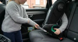 Close-up illustration showing how to connect a high back booster seat to a car's ISOFIX anchorage points.