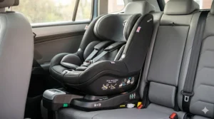 A technical illustration showing the Maxi-Cosi i-Size safety features and side-impact protection technology for enhanced child security.